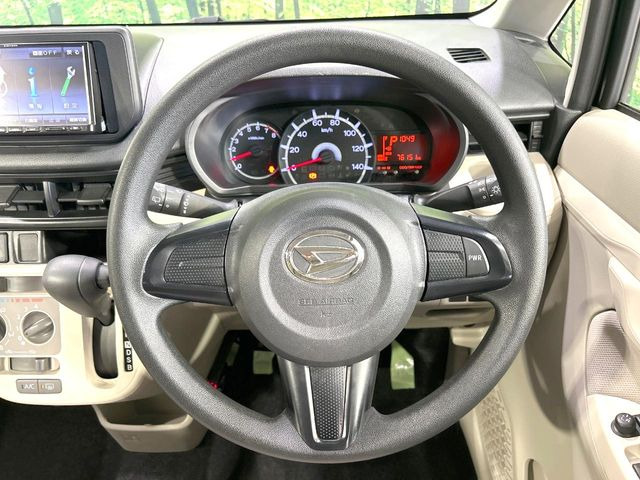 �C���e���A�ɍ��킹���f�U�C���̃X�e�A�����O�́A�^�]�������̂��Ƃ��l���A�^�]���₷���`��A�傫���ł��B�����x�A���ۂɐG���Ă��m���߂��������B