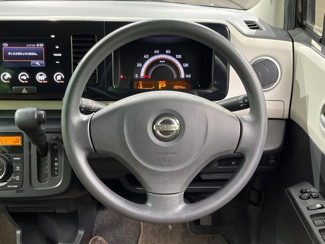 �C���e���A�ɍ��킹���f�U�C���̃X�e�A�����O�́A�^�]�������̂��Ƃ��l���A�^�]���₷���`��A�傫���ł��B�����x�A���ۂɐG���Ă��m���߂��������B