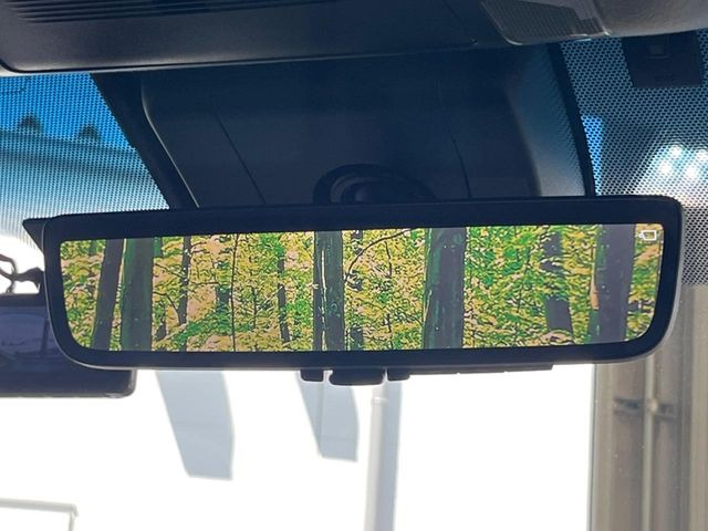 【デジタルインナーミラー】後席の大きな荷物や同乗者で後方が確認しづらい時でも安心!カメラが撮影した車両後方の映像をルームミラー内に表示。クリアな視界で状況の確認が可能です!