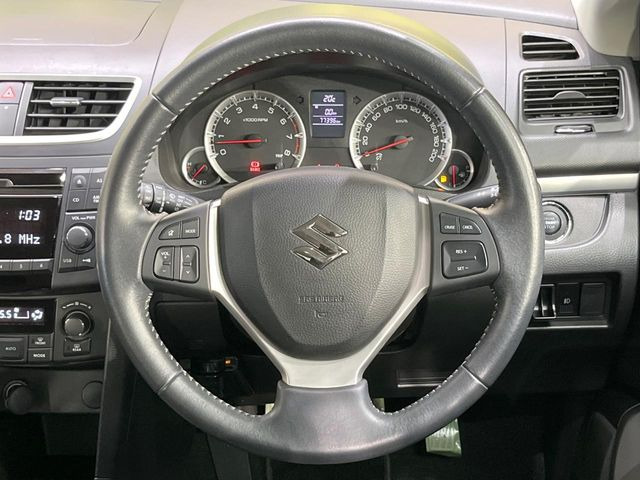 �C���e���A�ɍ��킹���f�U�C���̃X�e�A�����O�́A�^�]�������̂��Ƃ��l���A�^�]���₷���`��A�傫���ł��B�����x�A���ۂɐG���Ă��m���߂��������B