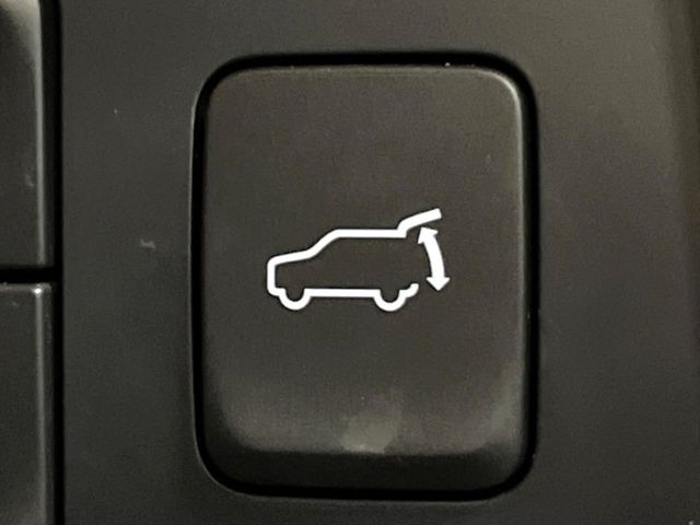 【パワーバックドア】スマートキーや運転席のボタンを押すだけでリアゲートが自動で開閉します!荷物を持っている時や、高い位置にあるバックドアを閉める際に便利な機能です♪