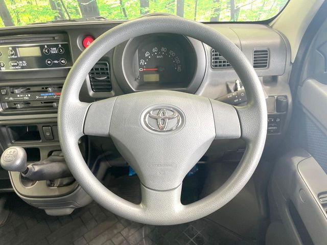 �C���e���A�ɍ��킹���f�U�C���̃X�e�A�����O�́A�^�]�������̂��Ƃ��l���A�^�]���₷���`��A�傫���ł��B�����x�A���ۂɐG���Ă��m���߂��������B