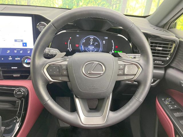 �C���e���A�ɍ��킹���f�U�C���̃X�e�A�����O�́A�^�]�������̂��Ƃ��l���A�^�]���₷���`��A�傫���ł��B�����x�A���ۂɐG���Ă��m���߂��������B