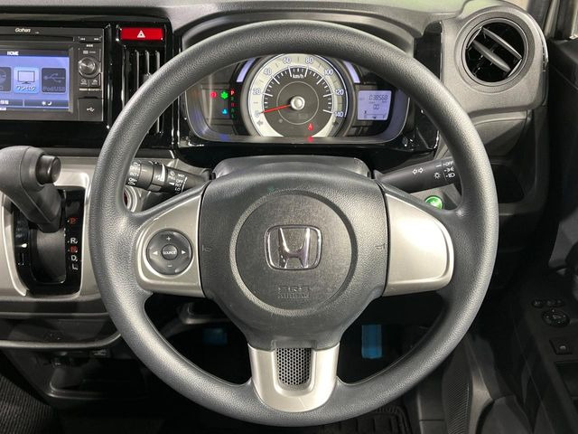 �C���e���A�ɍ��킹���f�U�C���̃X�e�A�����O�́A�^�]�������̂��Ƃ��l���A�^�]���₷���`��A�傫���ł��B�����x�A���ۂɐG���Ă��m���߂��������B