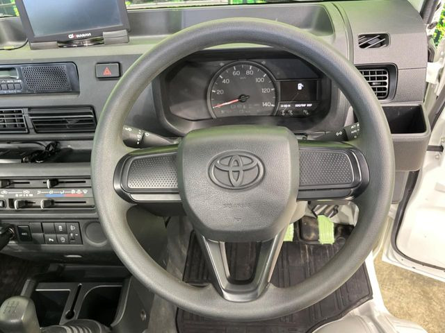 �C���e���A�ɍ��킹���f�U�C���̃X�e�A�����O�́A�^�]�������̂��Ƃ��l���A�^�]���₷���`��A�傫���ł��B�����x�A���ۂɐG���Ă��m���߂��������B