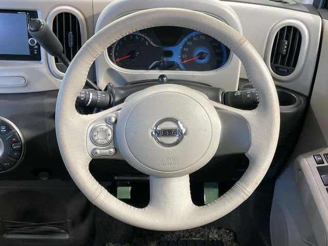 �C���e���A�ɍ��킹���f�U�C���̃X�e�A�����O�́A�^�]�������̂��Ƃ��l���A�^�]���₷���`��A�傫���ł��B�����x�A���ۂɐG���Ă��m���߂��������B