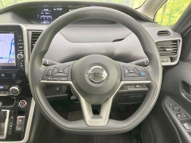 �C���e���A�ɍ��킹���f�U�C���̃X�e�A�����O�́A�^�]�������̂��Ƃ��l���A�^�]���₷���`��A�傫���ł��B�����x�A���ۂɐG���Ă��m���߂��������B
