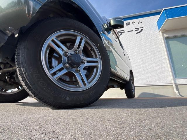 �y����16�C���`�A���~�z�C�[���z�O�ςɃ}�b�`���������A���~�z�C�[���𑕒����Ă���܂��B�e��ЊO�A���~�z�C�[����A�X�^�b�h���X�^�C�����戵�����Ă���܂��B���񂲑��k����������