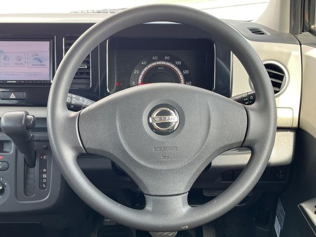 �C���e���A�ɍ��킹���f�U�C���̃X�e�A�����O�́A�^�]�������̂��Ƃ��l���A�^�]���₷���`��A�傫���ł��B�����x�A���ۂɐG���Ă��m���߂��������B