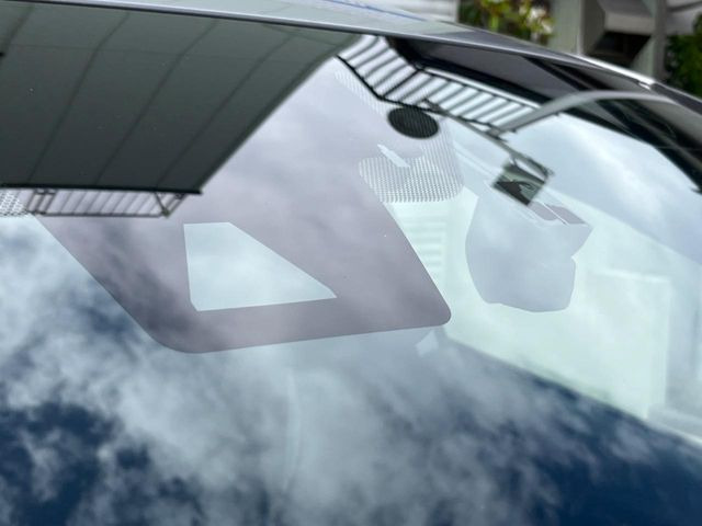 【トヨタセーフティセンス】走行中に前方の車両等を認識し、衝突しそうな時は警報とブレーキで衝突回避と被害軽減をアシスト。より安全にドライブをお楽しみいただけます。