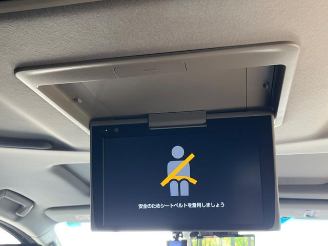 【後席モニター】家族や友人とお出かけする機会が多い方に大人気の後席モニターを装備!見やすい位置に画面がありテレビやDVDの視聴も快適!友達もお子様も、後席にしか乗らなくなるかも??