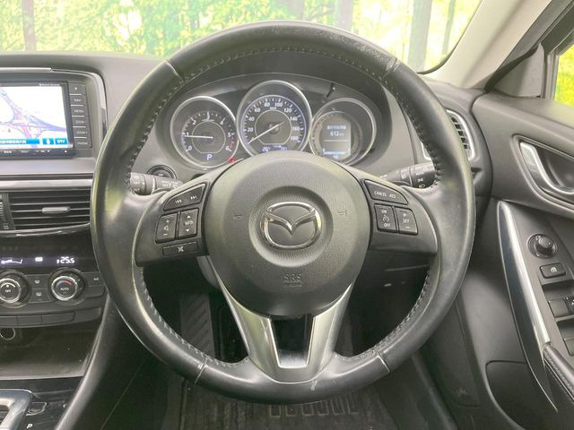 �C���e���A�ɍ��킹���f�U�C���̃X�e�A�����O�́A�^�]�������̂��Ƃ��l���A�^�]���₷���`��A�傫���ł��B�����x�A���ۂɐG���Ă��m���߂��������B