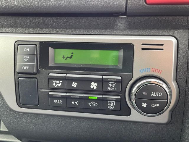 【オートエアコン】一度お好みの温度に設定すれば、車内の温度を検知し風量や温度を自動で調整。暑い&hellip;寒い&hellip;と何度もスイッチ操作をする必要はありません。快適な車内空間には必須の機能ですね♪