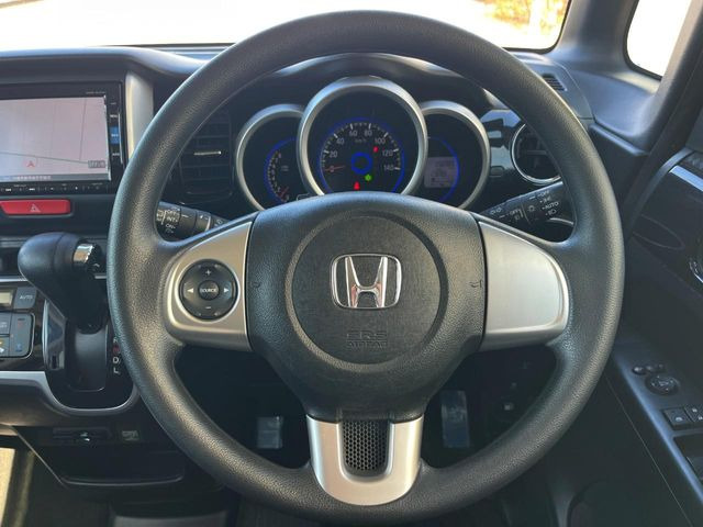 �C���e���A�ɍ��킹���f�U�C���̃X�e�A�����O�́A�^�]�������̂��Ƃ��l���A�^�]���₷���`��A�傫���ł��B�����x�A���ۂɐG���Ă��m���߂��������B