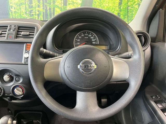 �C���e���A�ɍ��킹���f�U�C���̃X�e�A�����O�́A�^�]�������̂��Ƃ��l���A�^�]���₷���`��A�傫���ł��B�����x�A���ۂɐG���Ă��m���߂��������B