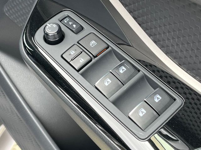 【電動格納ミラー】サイドミラーは電動格納式となっており、狭い駐車場でもキズがつくリスクを抑えられます。