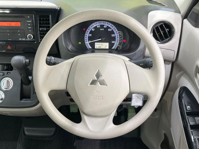 �C���e���A�ɍ��킹���f�U�C���̃X�e�A�����O�́A�^�]�������̂��Ƃ��l���A�^�]���₷���`��A�傫���ł��B�����x�A���ۂɐG���Ă��m���߂��������B