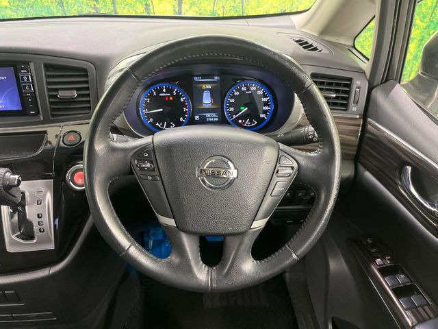 �C���e���A�ɍ��킹���f�U�C���̃X�e�A�����O�́A�^�]�������̂��Ƃ��l���A�^�]���₷���`��A�傫���ł��B�����x�A���ۂɐG���Ă��m���߂��������B