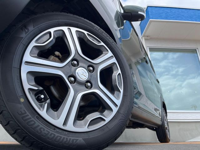 �y����15�C���`�A���~�z�C�[���z�O�ςɃ}�b�`���������A���~�z�C�[���𑕒����Ă���܂��B�e��ЊO�A���~�z�C�[����A�X�^�b�h���X�^�C�����戵�����Ă���܂��B���񂲑��k����������