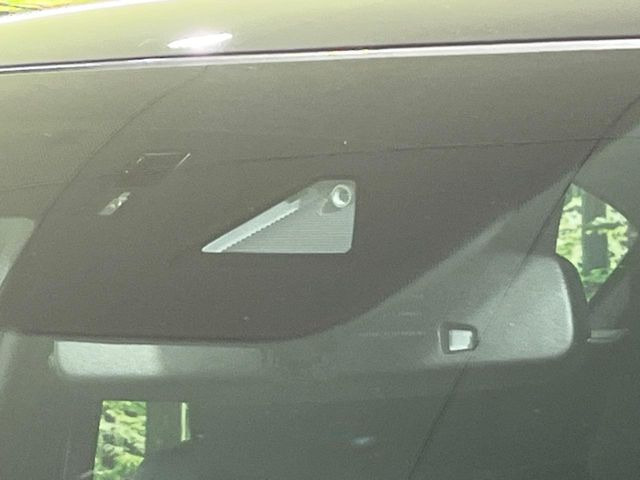 【スマートブレーキサポート】走行中に前方の車両等を認識し、衝突しそうな時は警報とブレーキで衝突回避と被害軽減をアシスト。より安全にドライブをお楽しみいただけます。