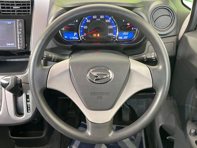 �C���e���A�ɍ��킹���f�U�C���̃X�e�A�����O�́A�^�]�������̂��Ƃ��l���A�^�]���₷���`��A�傫���ł��B�����x�A���ۂɐG���Ă��m���߂��������B