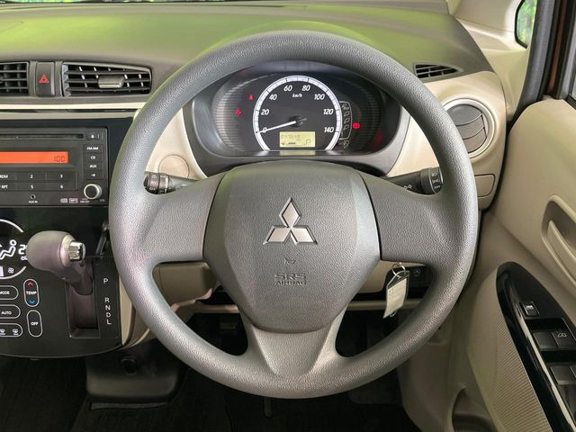 �C���e���A�ɍ��킹���f�U�C���̃X�e�A�����O�́A�^�]�������̂��Ƃ��l���A�^�]���₷���`��A�傫���ł��B�����x�A���ۂɐG���Ă��m���߂��������B