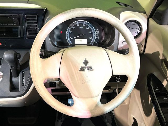 �C���e���A�ɍ��킹���f�U�C���̃X�e�A�����O�́A�^�]�������̂��Ƃ��l���A�^�]���₷���`��A�傫���ł��B�����x�A���ۂɐG���Ă��m���߂��������B