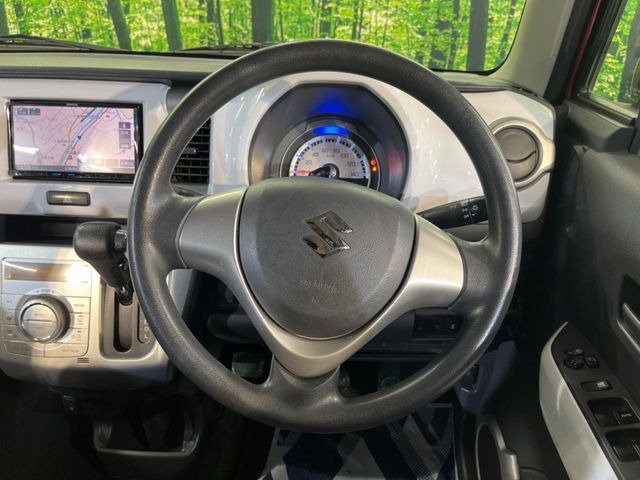 �C���e���A�ɍ��킹���f�U�C���̃X�e�A�����O�́A�^�]�������̂��Ƃ��l���A�^�]���₷���`��A�傫���ł��B�����x�A���ۂɐG���Ă��m���߂��������B