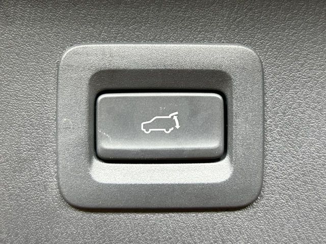 【パワーバックドア】スマートキーや運転席のボタンを押すだけでリアゲートが自動で開閉します!荷物を持っている時や、高い位置にあるバックドアを閉める際に便利な機能です♪