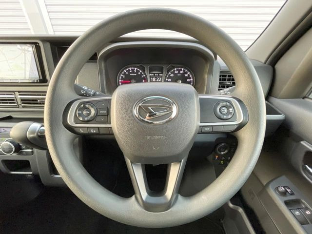 �C���e���A�ɍ��킹���f�U�C���̃X�e�A�����O�́A�^�]�������̂��Ƃ��l���A�^�]���₷���`��A�傫���ł��B�����x�A���ۂɐG���Ă��m���߂��������B