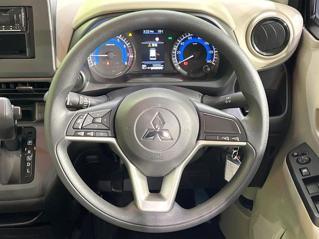�C���e���A�ɍ��킹���f�U�C���̃X�e�A�����O�́A�^�]�������̂��Ƃ��l���A�^�]���₷���`��A�傫���ł��B�����x�A���ۂɐG���Ă��m���߂��������B
