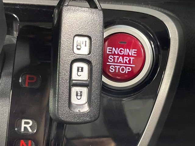 �yHonda�X�}�[�g�L�[�z�J�o����|�P�b�g�ɓ��ꂽ�܂܂ł��h�A�̎{���E�������\�ȃX�}�[�g�L�[�𑕔��B�G���W���̃I���E�I�t�����J�M�����o���K�v����������Ƃ��Ă��֗��ł���