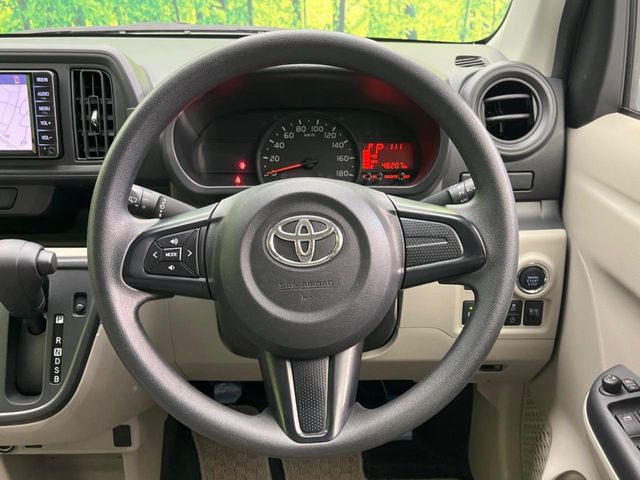 �C���e���A�ɍ��킹���f�U�C���̃X�e�A�����O�́A�^�]�������̂��Ƃ��l���A�^�]���₷���`��A�傫���ł��B�����x�A���ۂɐG���Ă��m���߂��������B