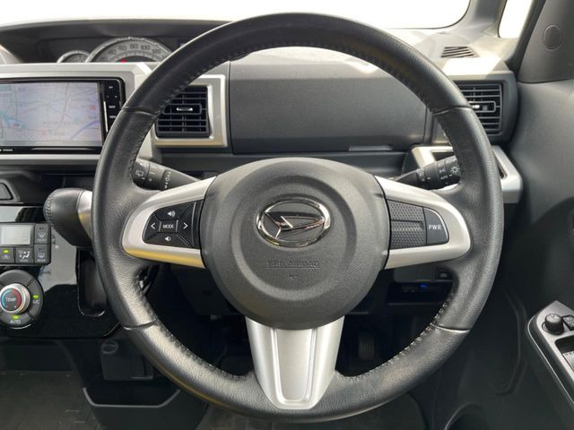�C���e���A�ɍ��킹���f�U�C���̃X�e�A�����O�́A�^�]�������̂��Ƃ��l���A�^�]���₷���`��A�傫���ł��B�����x�A���ۂɐG���Ă��m���߂��������B