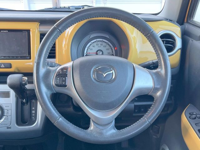 �C���e���A�ɍ��킹���f�U�C���̃X�e�A�����O�́A�^�]�������̂��Ƃ��l���A�^�]���₷���`��A�傫���ł��B�����x�A���ۂɐG���Ă��m���߂��������B