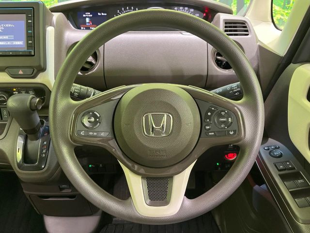 インテリアに合わせたデザインのステアリングは、運転される方のことも考え、運転しやすい形状、大きさです。是非一度、実際に触ってお確かめください。