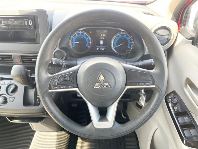 �C���e���A�ɍ��킹���f�U�C���̃X�e�A�����O�́A�^�]�������̂��Ƃ��l���A�^�]���₷���`��A�傫���ł��B�����x�A���ۂɐG���Ă��m���߂��������B