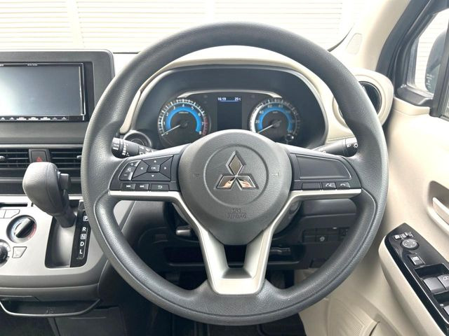 �C���e���A�ɍ��킹���f�U�C���̃X�e�A�����O�́A�^�]�������̂��Ƃ��l���A�^�]���₷���`��A�傫���ł��B�����x�A���ۂɐG���Ă��m���߂��������B