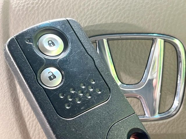 �yHonda�X�}�[�g�L�[�z�J�o����|�P�b�g�ɓ��ꂽ�܂܂ł��h�A�̎{���E�������\�ȃX�}�[�g�L�[�𑕔��B�G���W���̃I���E�I�t�����J�M�����o���K�v����������Ƃ��Ă��֗��ł���