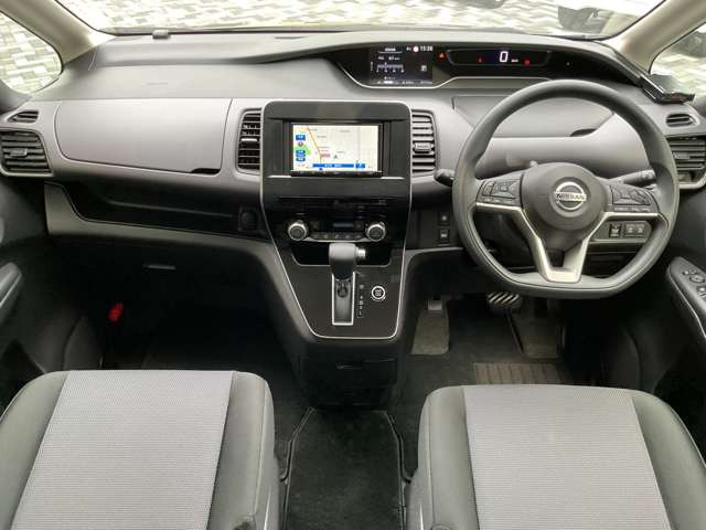 セレナ2.0 XV セカンドスライドアップシート 4WD