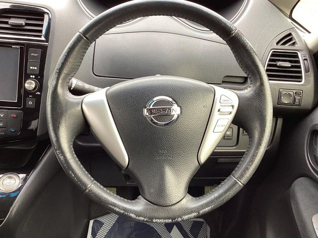 �C���e���A�ɍ��킹���f�U�C���̃X�e�A�����O�́A�^�]�������̂��Ƃ��l���A�^�]���₷���`��A�傫���ł��B�����x�A���ۂɐG���Ă��m���߂��������B