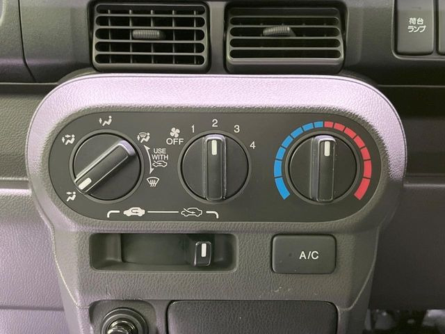 寒い冬も暑い夏も全席に快適な空調を届けてくれる、ダイヤル式エアコンを装備♪