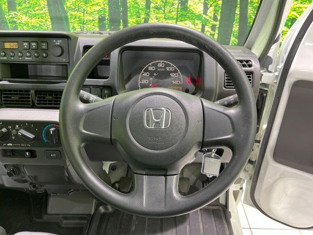 インテリアに合わせたデザインのステアリングは、運転される方のことも考え、運転しやすい形状、大きさです。是非一度、実際に触ってお確かめください。