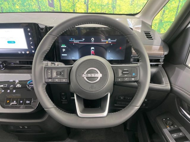�C���e���A�ɍ��킹���f�U�C���̃X�e�A�����O�́A�^�]�������̂��Ƃ��l���A�^�]���₷���`��A�傫���ł��B�����x�A���ۂɐG���Ă��m���߂��������B