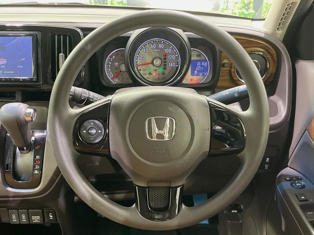 �C���e���A�ɍ��킹���f�U�C���̃X�e�A�����O�́A�^�]�������̂��Ƃ��l���A�^�]���₷���`��A�傫���ł��B�����x�A���ۂɐG���Ă��m���߂��������B