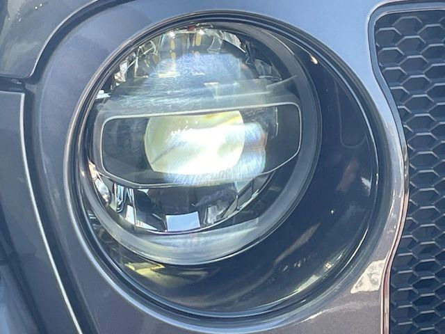 ��LED�w�b�h���C�g:��ԑ��s�����ǍD�Ȏ��E���m�ۂ����S���ĉ^�]�ł��鍂�P�xLED�w�b�h���C�g�𑕔�!�_�����x�������A����d�͂��}�����Ă��܂��B