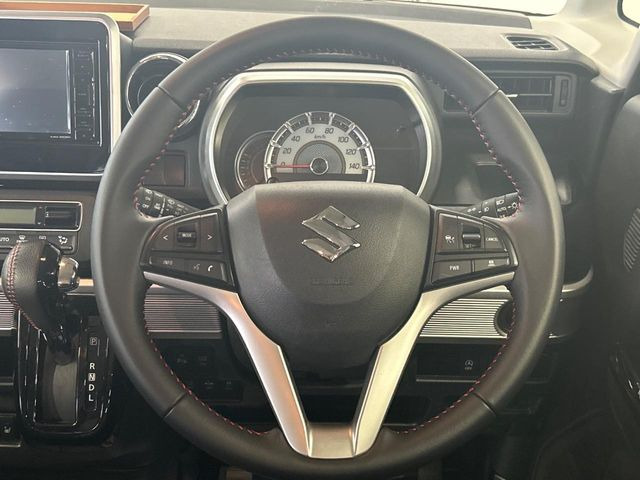 �C���e���A�ɍ��킹���f�U�C���̃X�e�A�����O�́A�^�]�������̂��Ƃ��l���A�^�]���₷���`��A�傫���ł��B�����x�A���ۂɐG���Ă��m���߂��������B