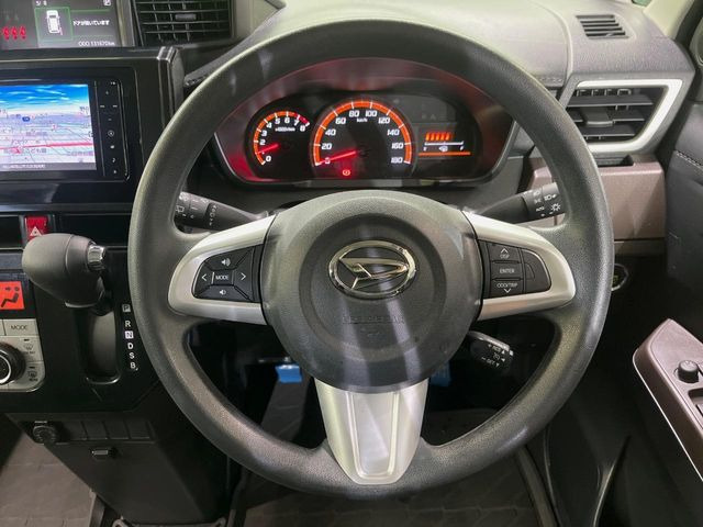�C���e���A�ɍ��킹���f�U�C���̃X�e�A�����O�́A�^�]�������̂��Ƃ��l���A�^�]���₷���`��A�傫���ł��B�����x�A���ۂɐG���Ă��m���߂��������B