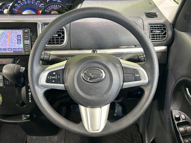�C���e���A�ɍ��킹���f�U�C���̃X�e�A�����O�́A�^�]�������̂��Ƃ��l���A�^�]���₷���`��A�傫���ł��B�����x�A���ۂɐG���Ă��m���߂��������B
