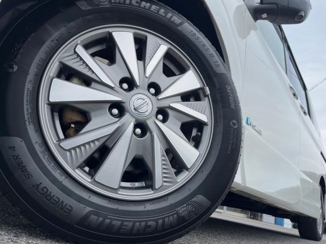 �y����15�C���`�A���~�z�C�[���z�O�ςɃ}�b�`���������A���~�z�C�[���𑕒����Ă���܂��B�e��ЊO�A���~�z�C�[����A�X�^�b�h���X�^�C�����戵�����Ă���܂��B���񂲑��k����������